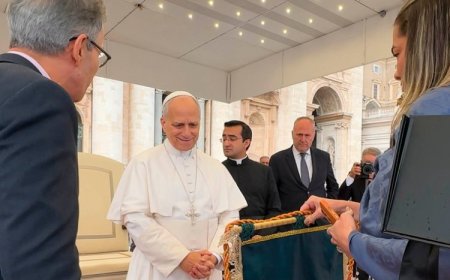 Papa recebe artesanato de Sabará